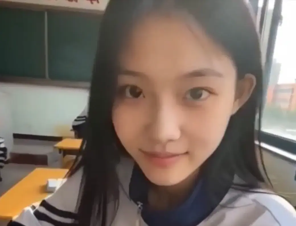 《我的十八岁女友》无删减版在线播放-黄果AI短剧高甜治愈4K蓝光画质-追完又想谈恋爱了结局太甜-星空影院免费在线观看